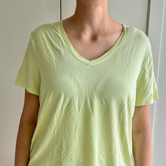 Size 12 lululemon T shirt - Picture 1 of 2